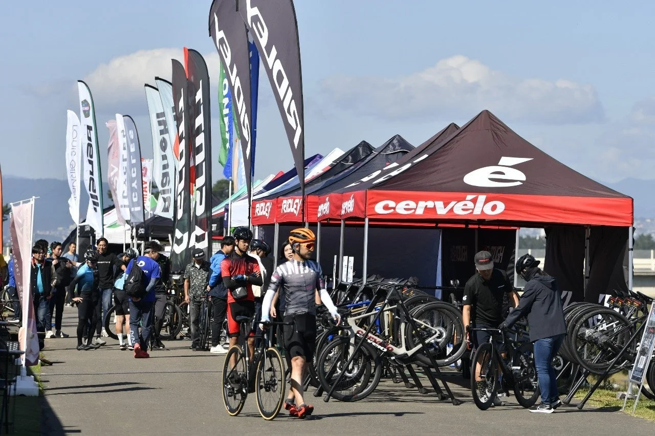多くの人々が訪れる自転車イベントの様子