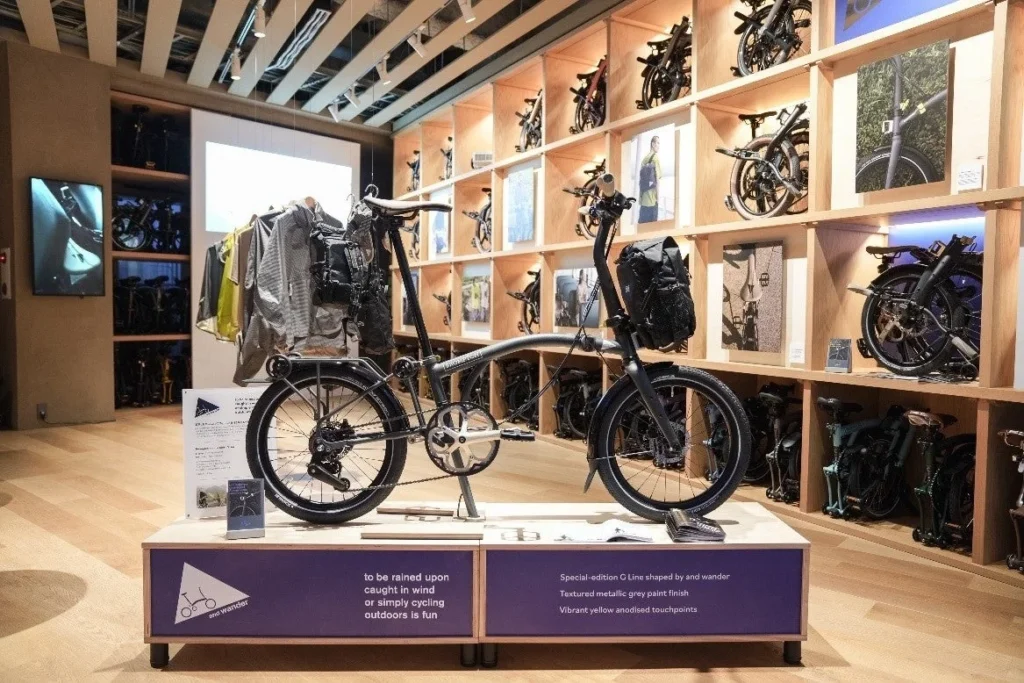 「Brompton × and wander」限定コラボレーション、折りたたみ自転車G Lineとアウトドアギアが登場
