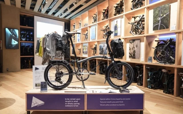 「Brompton × and wander」限定コラボレーション、折りたたみ自転車G Lineとアウトドアギアが登場