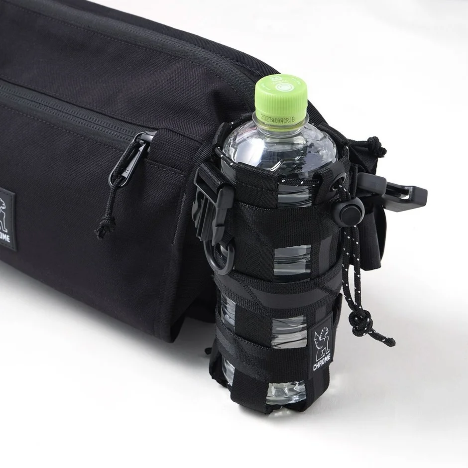 BARRAGE BOTTLE CASEをバッグに装着した様子