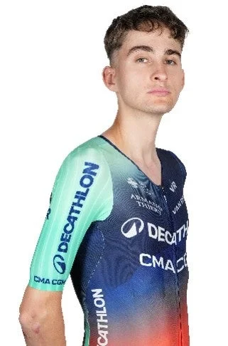 スポーツユニフォームを着用した若い男性アスリートの半身像