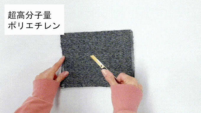 超高分子量ポリエチレンのシートをカッターナイフで切ろうとしている様子
