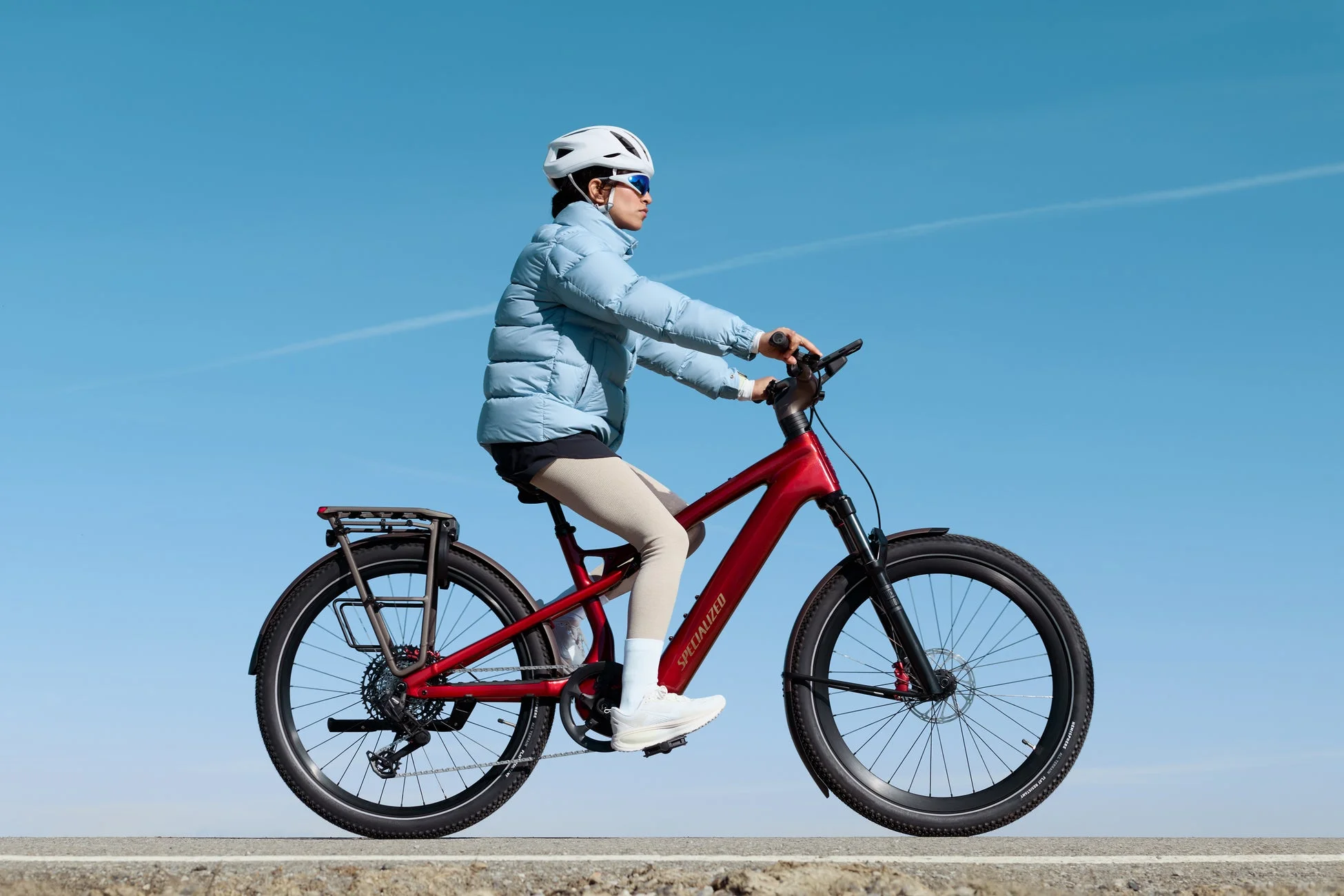 街をサイクリングする女性