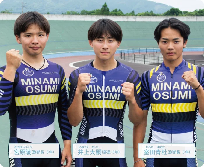 インタビューを受けている3人