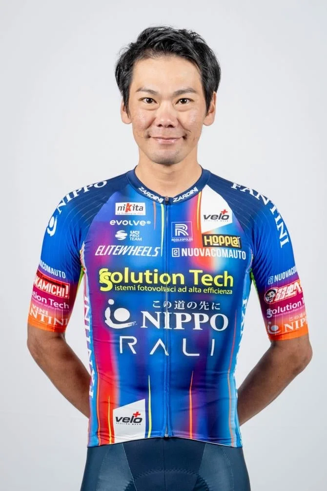 青、ピンク、オレンジ色のカラフルなサイクリングジャージを着用したアジア人男性のポートレート