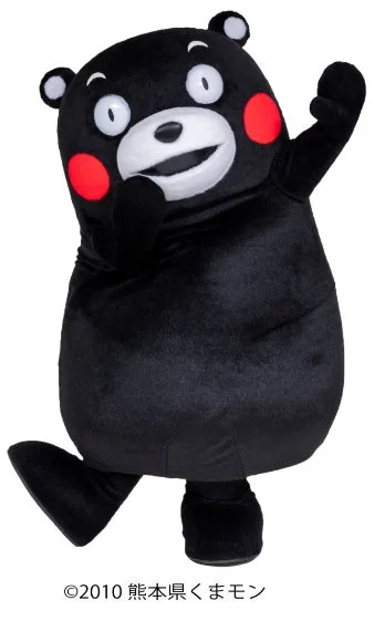 熊本県の人気キャラクター「くまモン」の全身像