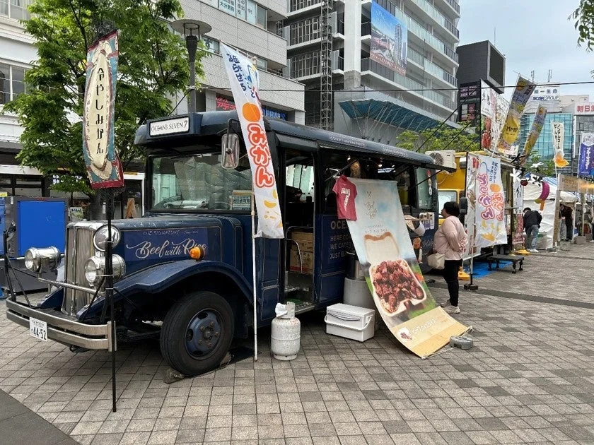レトロなデザインのフードトラック
