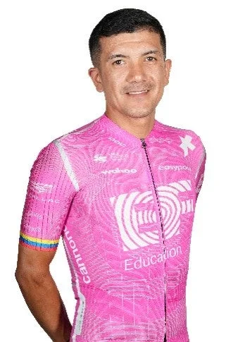 ピンクのロードバイク用ジャージを着た男性サイクリストのポートレート