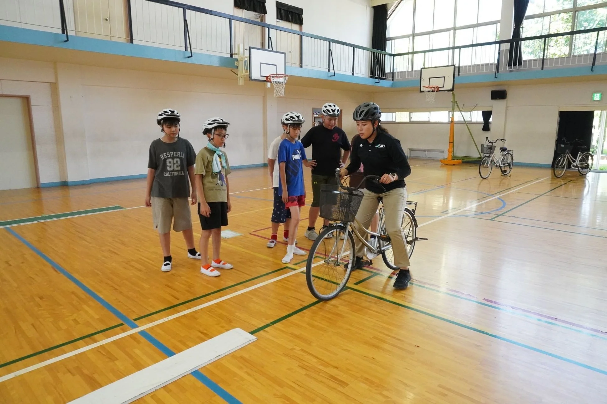 体育館で指導を受ける児童たち