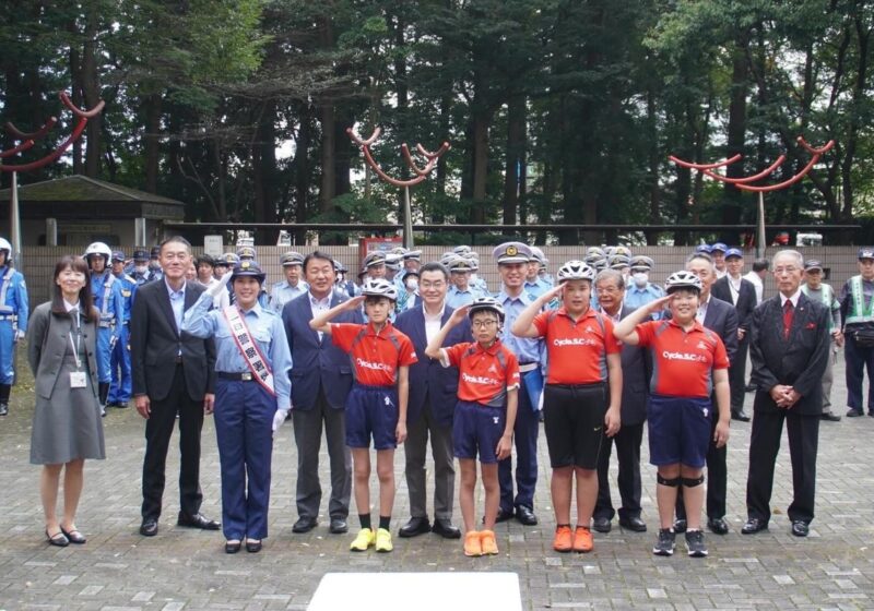元自転車競技日本代表・中村妃智（JPF所属）と野田市立中央小学校の児童が野田警察署の「一日警察署長」に就任